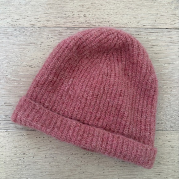 Sezane Paul Beanie in Blush - Picture 4 of 6